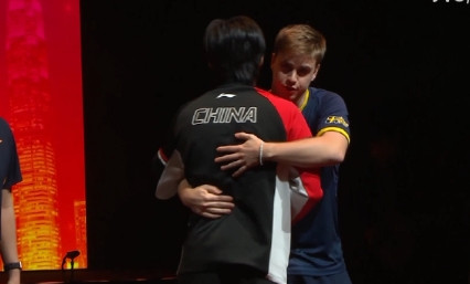据WTT官方消息，WTT香港总决赛男单半决赛，王楚钦因伤退赛，两人登场后拥抱致