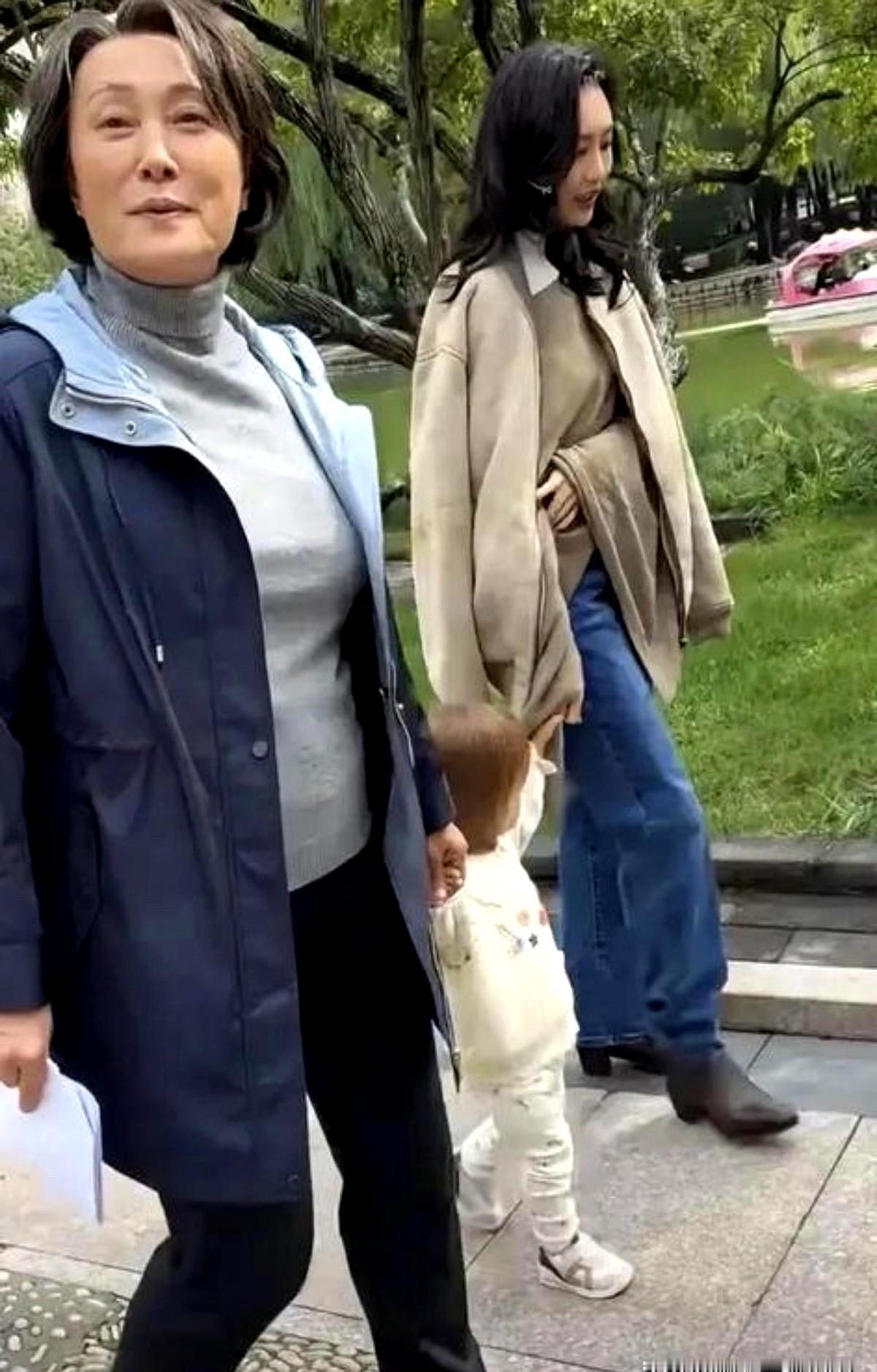 王鸥这状态，真不像个单亲妈妈。最近看她素颜带娃逛公园，头发随便一披，穿得比路