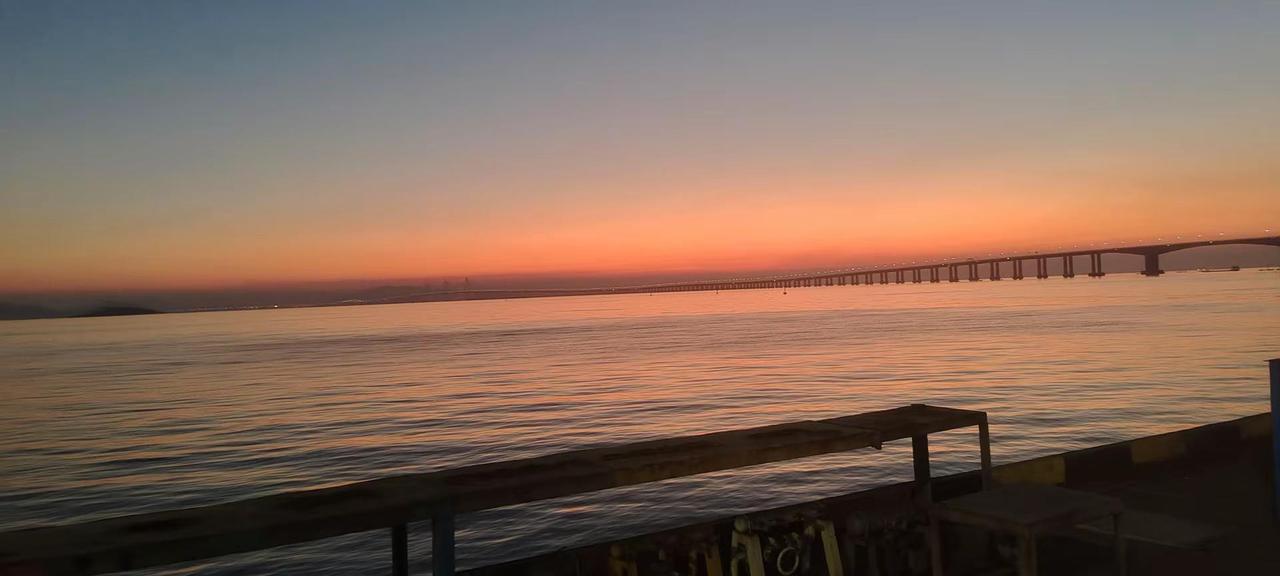 某人我想问问你，我在你心里算什么？是冲动.是暧昧，是欲望，是寂寞时的陪伴，还是受