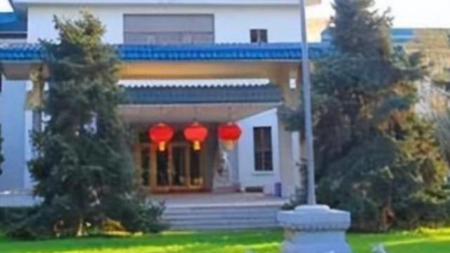 图一是钓鱼台国宾馆的12号别墅楼，这栋楼也是伟人经常居住和办公的地方。图二是这1