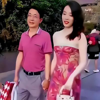 “牵手门”后，董思槿的人生彻底改写。2023年6月，成都太古里街头一段牵