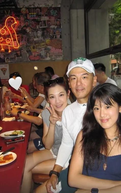 梧桐妹晒和爸爸孙志浩、继母林若亚聚会照🍚47岁的林若亚状态很不错啊​​​