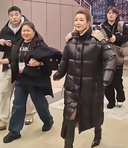 据说孙越这件羽绒服大几万。不过真看不出这件价值几万的的羽绒服，比普通老百姓穿的羽