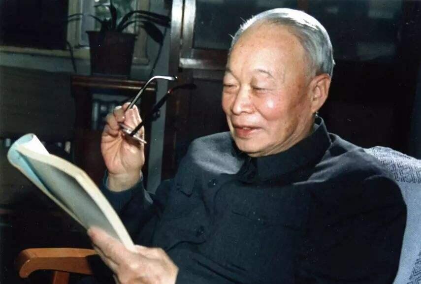 一天，钱玄同教授发现自己的小儿子在学校有一个绰号，很俗气。他哈哈大笑，随即把绰号