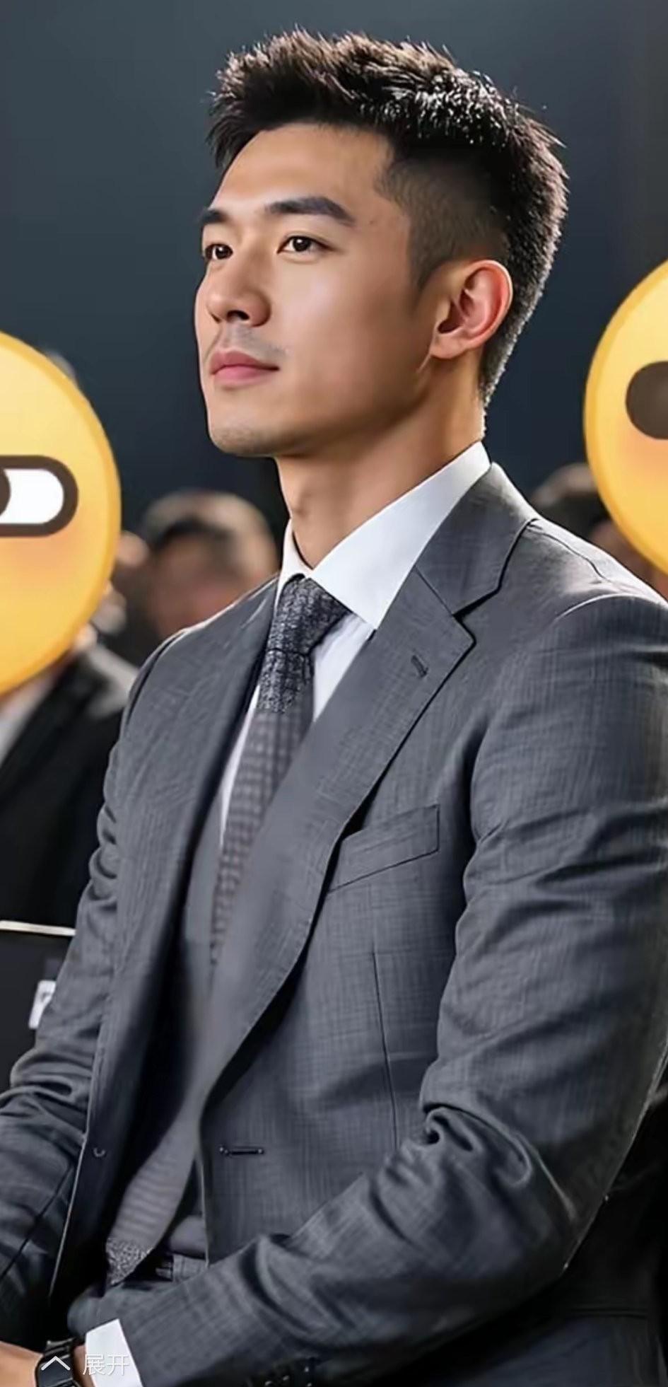 这颜值能算得上男人中的天花板吗？如果把他和世界首帅球草阿兰德龙相比的话，我还是选