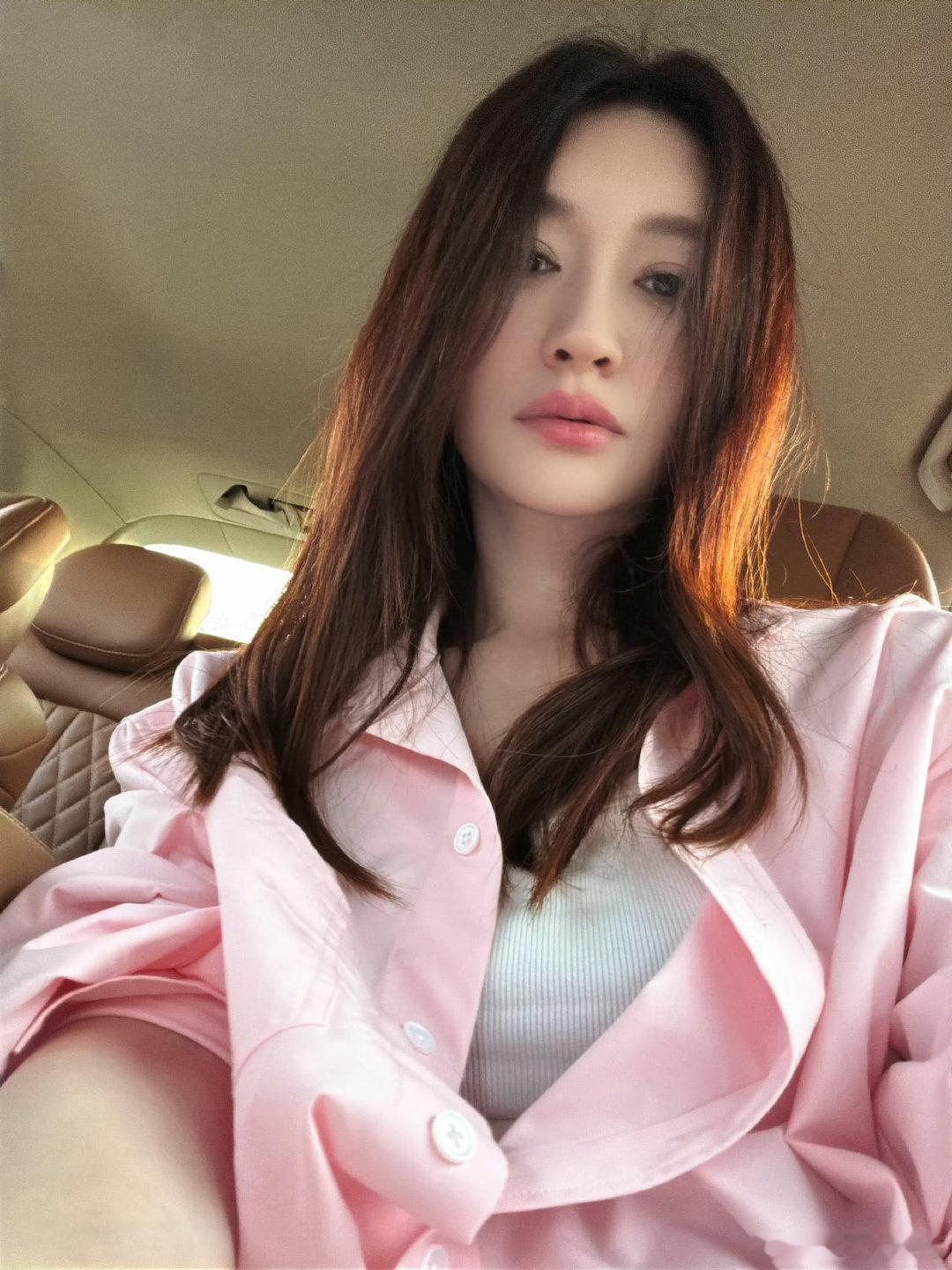 孙怡说李小冉的脸总是让人忘记她50岁了不想睡的星期五很多人提起五十岁，脑海里会有