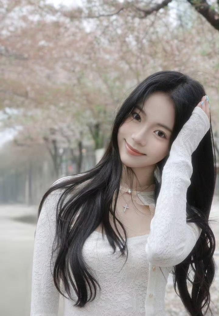 樱花季的温柔，是春风、落花和恰好出现的你，连空气里都裹着甜意。