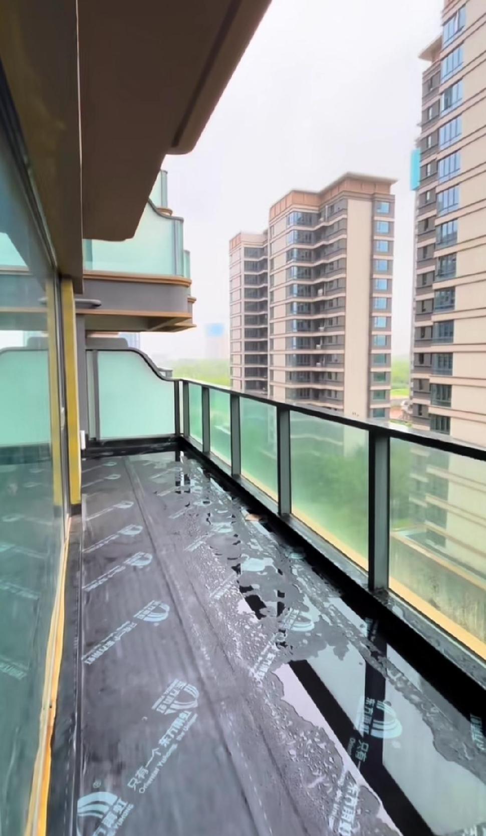 郑州这某四代住宅小区，设计真让人无语。下雨天阳台全是水，地面湿滑得像溜冰场，走上