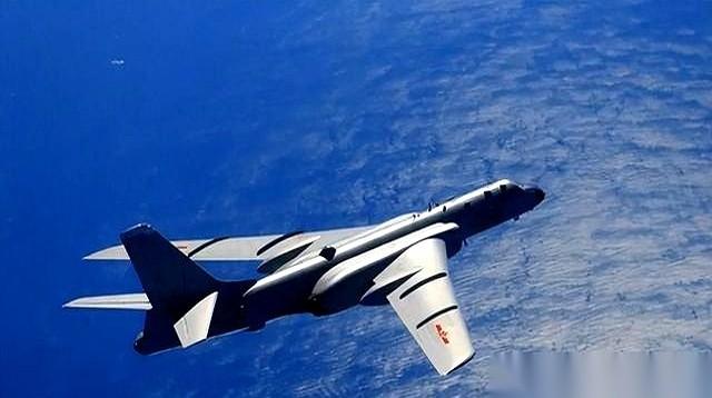 央视军事刚公开了一段巡航画面，轰-6K机组在沿海空域正常飞，多架外机突然从右前方