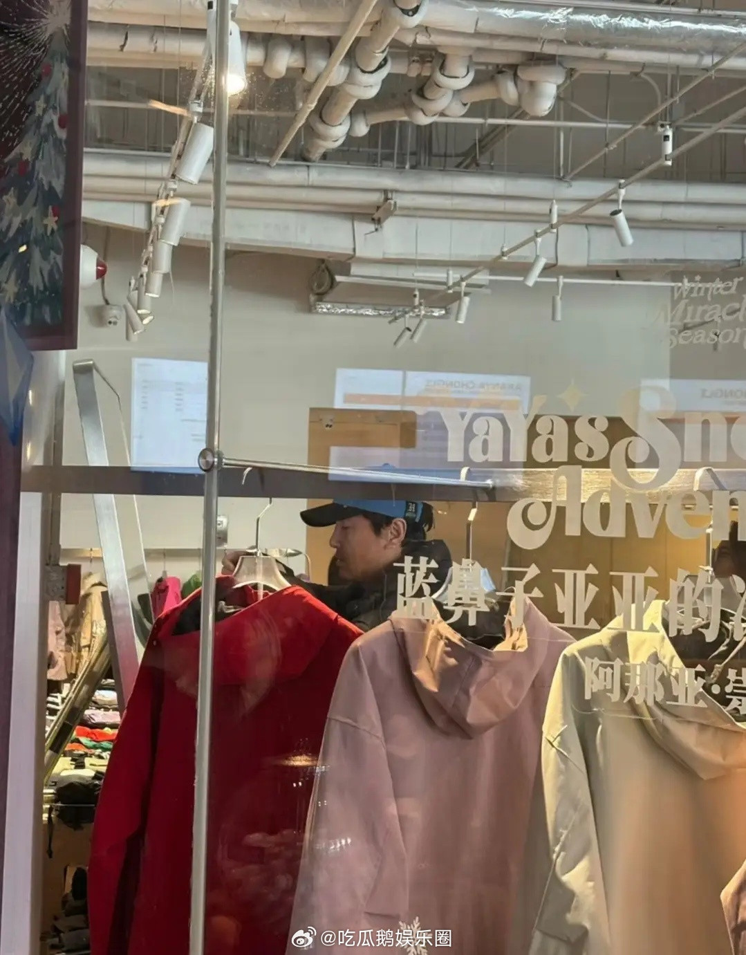 沈腾阿那亚滑雪被偶遇，和老婆王琦同框显瘦，两人看起来很恩爱！