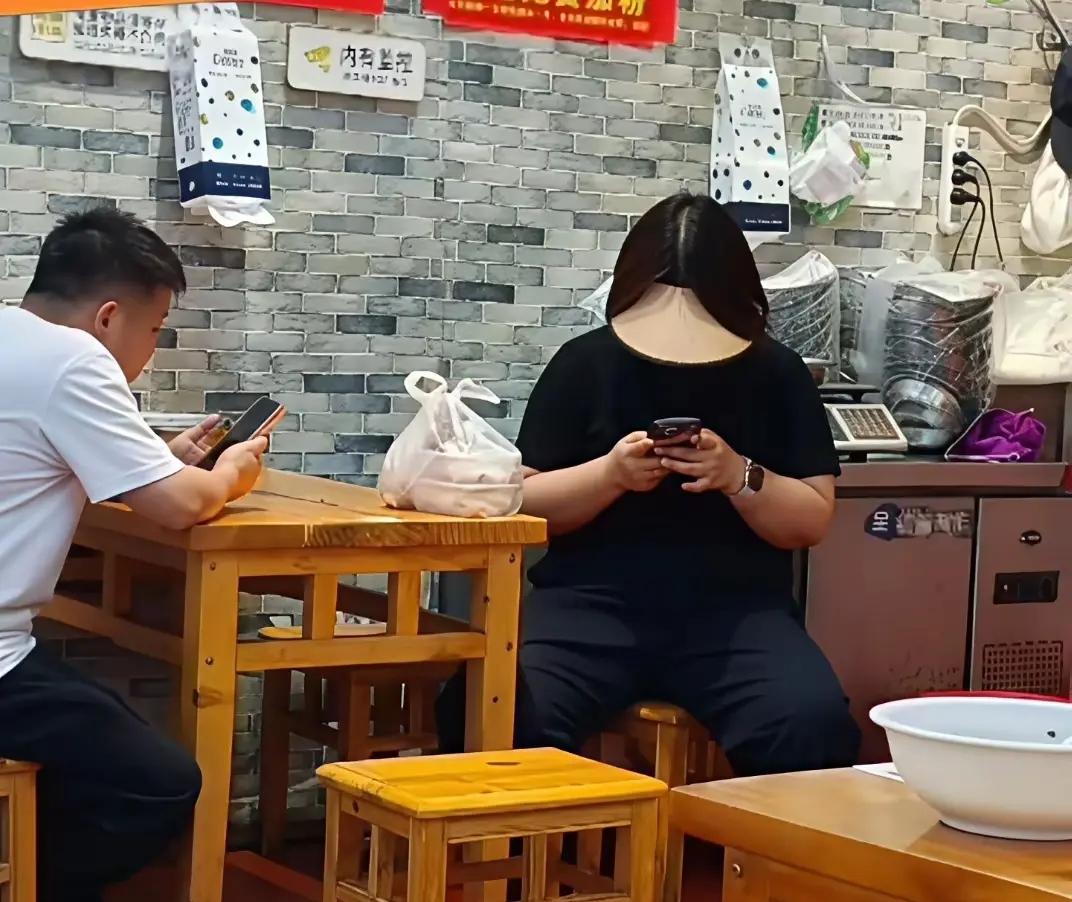 你第一眼看到照片上的这个女的有没有被吓到。这个穿黑衣服用后背在看手机的女孩是人还