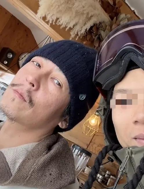 陈冠希新年在日本被偶遇，竟然有了八字胡，比赵本山还老!1月2日，有网友在日本一家