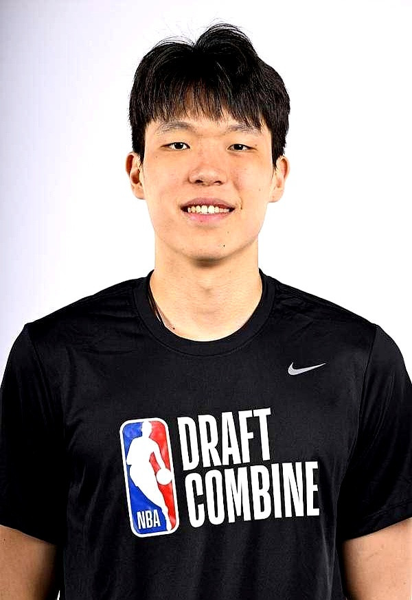 杨瀚森这小伙子，联合试训数据有点意思。2米16的身高，臂展2米2，妥妥的大个子。