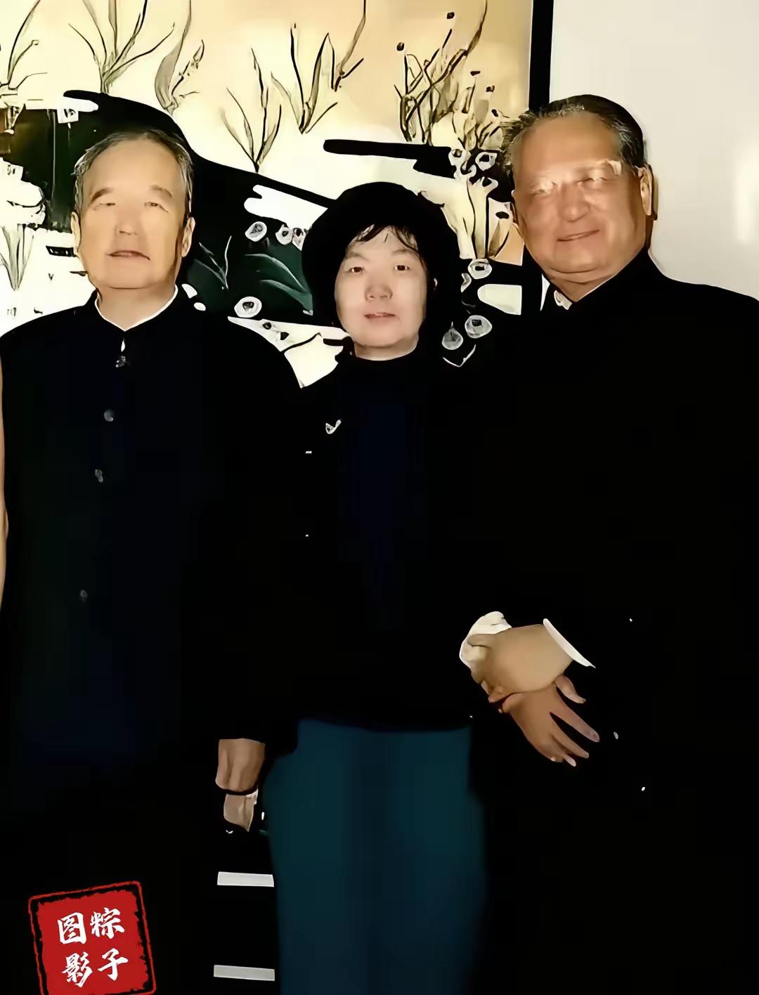 这张照片中间的是吴石将军的女儿吴兰成，当年父亲赴台前，为了她的安全，将她留在了大