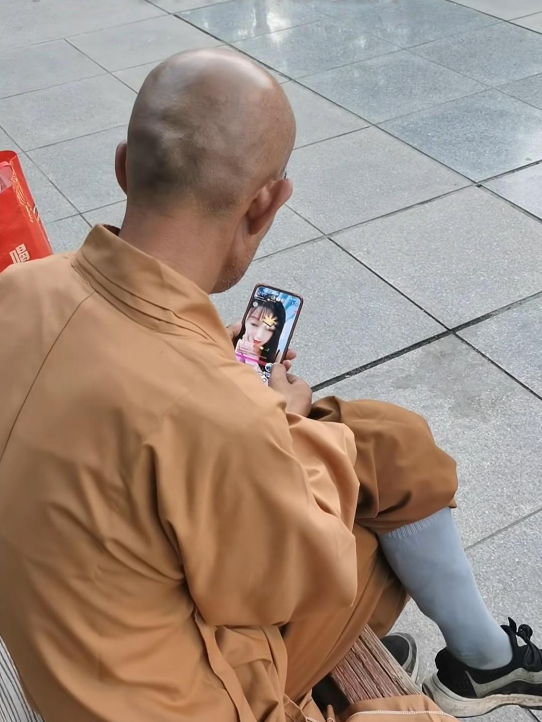 少林寺新住持印乐法师上任首日30多个和尚辞职。刚一上位就大刀阔斧改革，砍高价香火