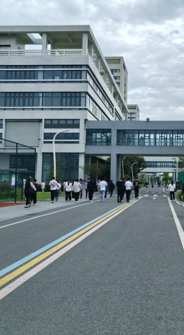 过完年发现现在南方工厂招工，全变味了!以前都是自己看到厂门口的招聘启事，然