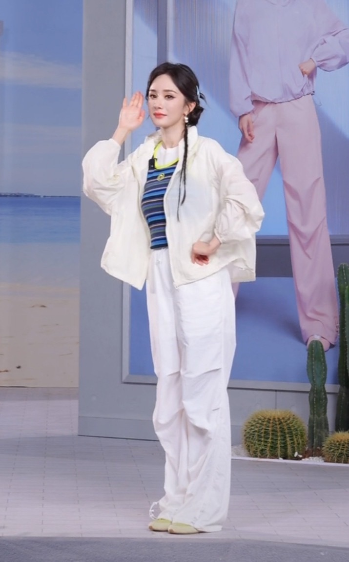 杨幂套了一件siinsiin的防晒衣又出现啦先来个三连拍！