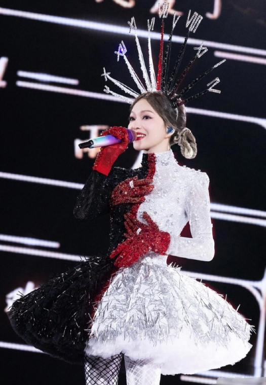 张韶涵的造型师是真的有点东西的，不单单在服装上下功夫，连头饰都做得如此精美，让张