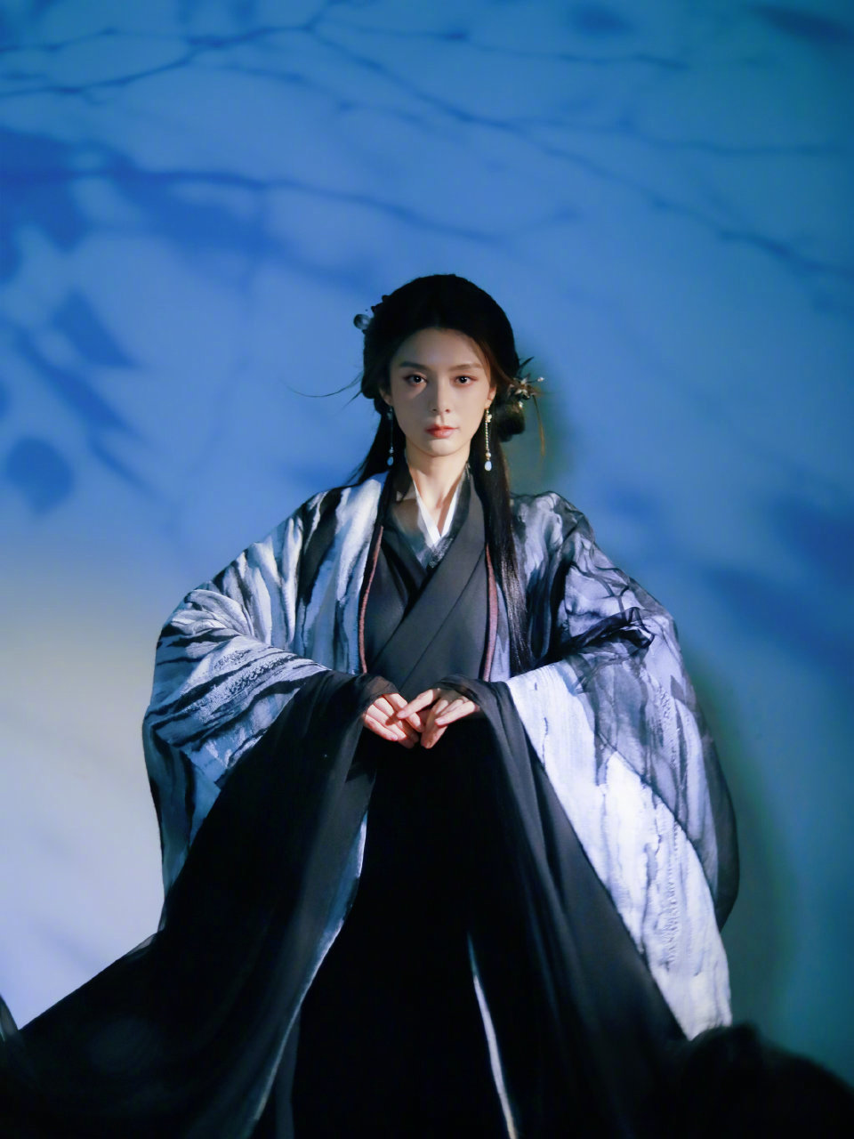 傅菁金庸女侠感傅菁这套水墨侠女妆造也太绝了！黑灰渐变的衣袍如泼墨山水，清冷眉眼自