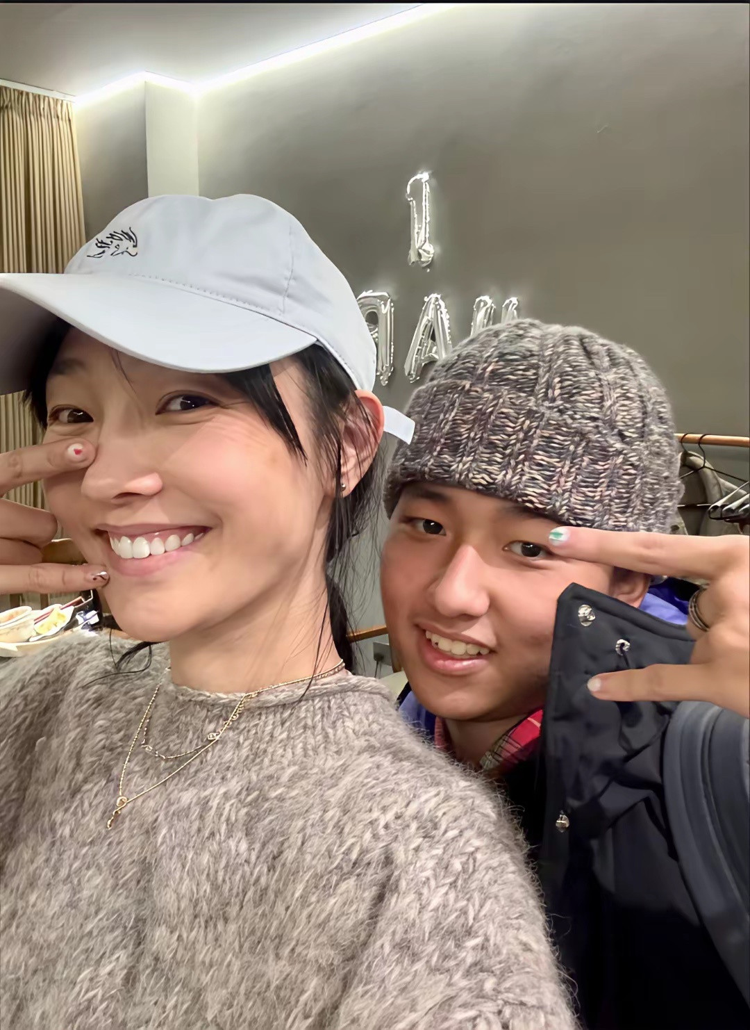 白百何和大儿子，大儿子跟爸爸陈羽凡好像。