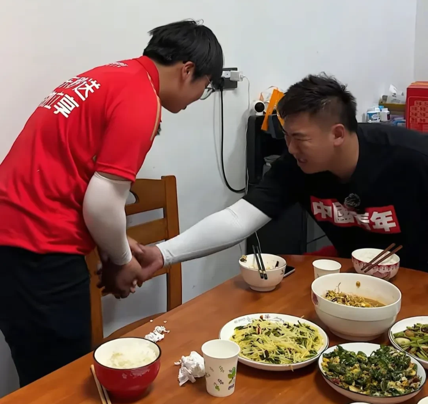 结局暖心！江苏沭阳，爸爸肠癌去世，妈妈转身撇下4个孩子消失。20岁长姐无奈辍学6