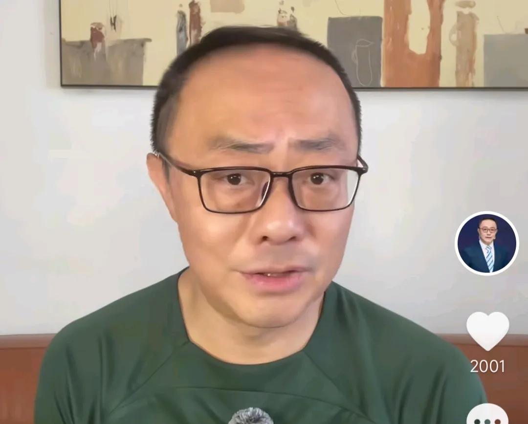 解说员魏翊东痛批了中超裁判评议组。近期，中超裁判评议组对北京国安队球员曹永竟踩