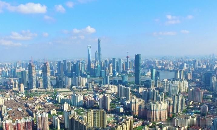 若按城区常住人口、建成区规模衡量，上海是我国超大城市的代表。它人口密集，城市建成