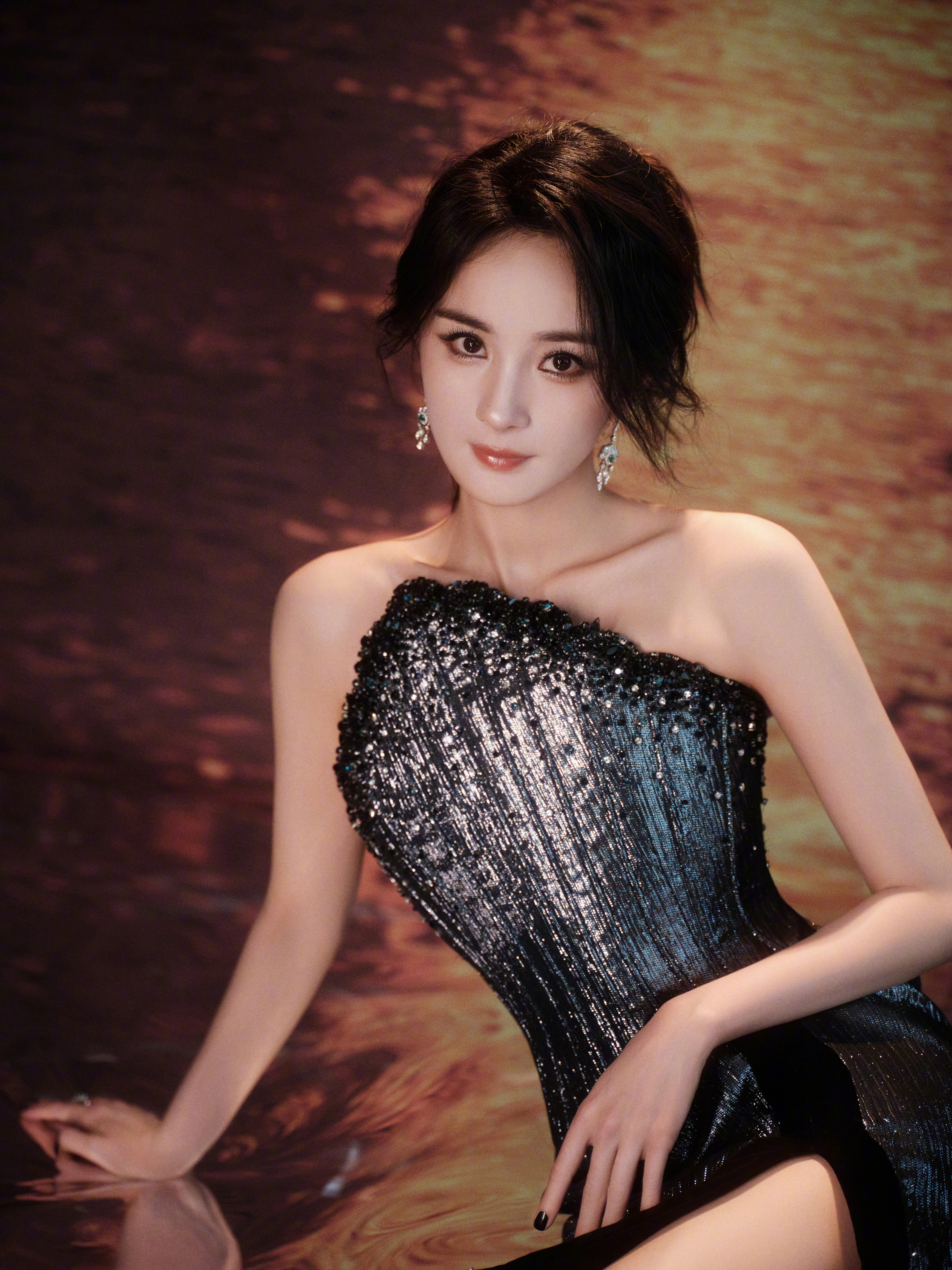 杨幂ym杨幂宁绣绣把焦虑打包送给晚风，用呼吸描摹夜的轮廓，睫毛轻轻合