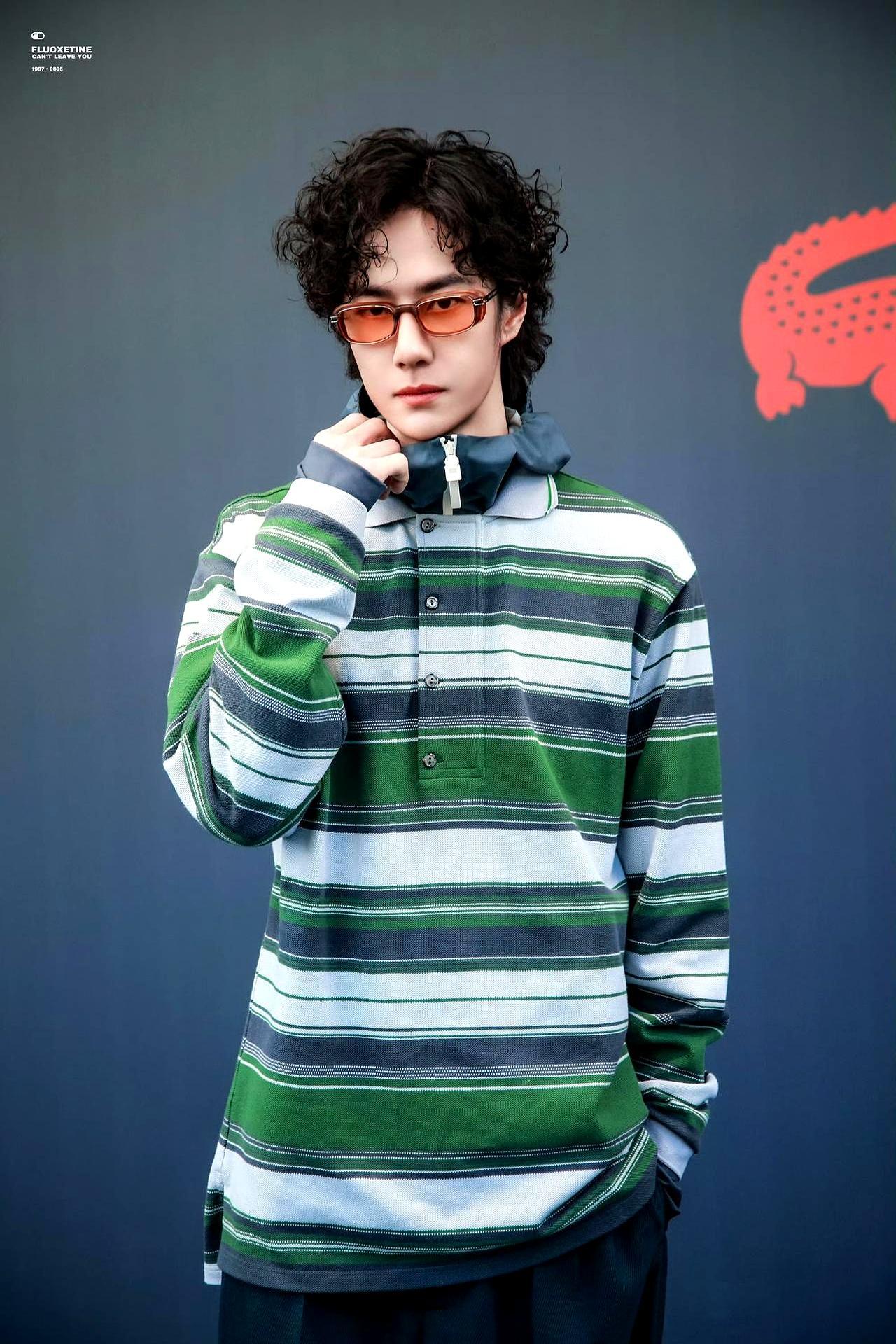 王一博巴黎时装周的小卷毛，居然是特意设计的。这次是罗意威新创意总监的首秀，