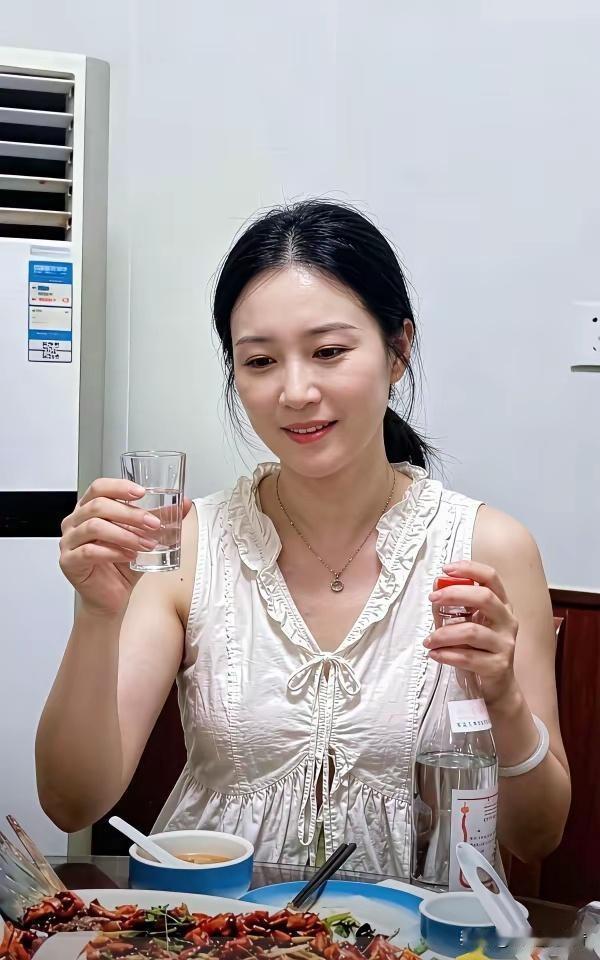 小编说，你们的老婆会喝白酒吗？他的老婆比他还能喝，一次喝半斤，娶会暍酒的老婆好吗