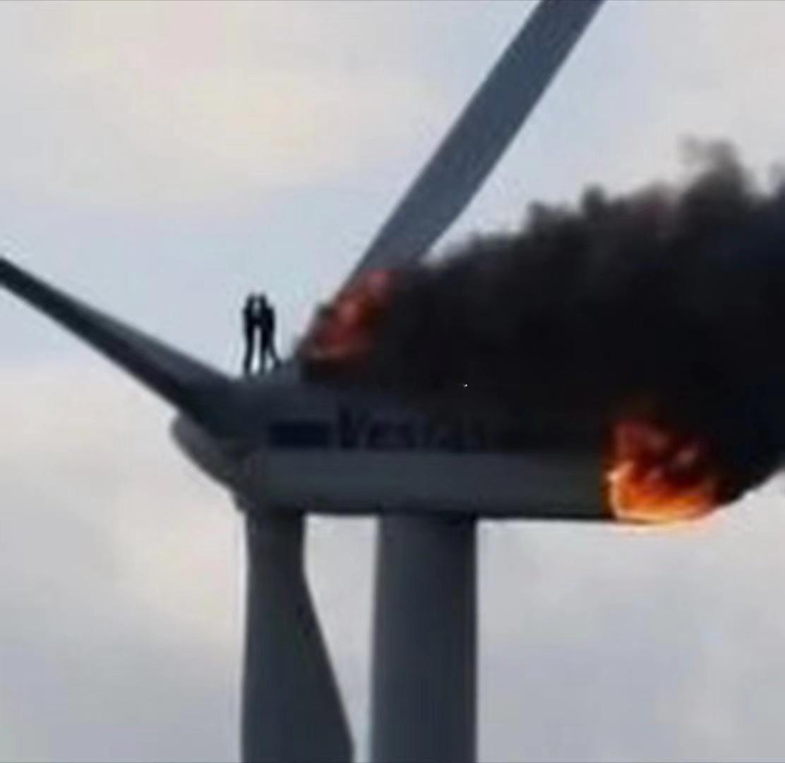这个地方起火了~~~这哥们怎么逃生呢？？？海阔试车超话​​​