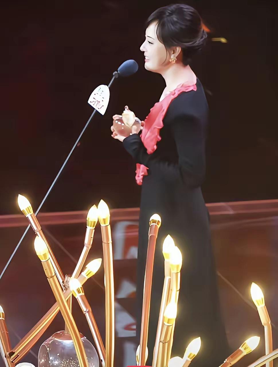 孙俪四度封后的领奖台发言，看完真得说句“这才是内娱该有的样子”。没有一句“