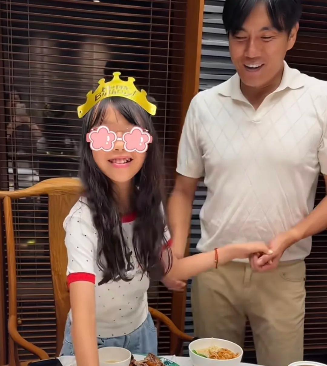 伊能静的女儿小米粒10岁生日，爸爸秦昊亲自下厨为女儿做菜，晚上陪女儿逛街，镜头下