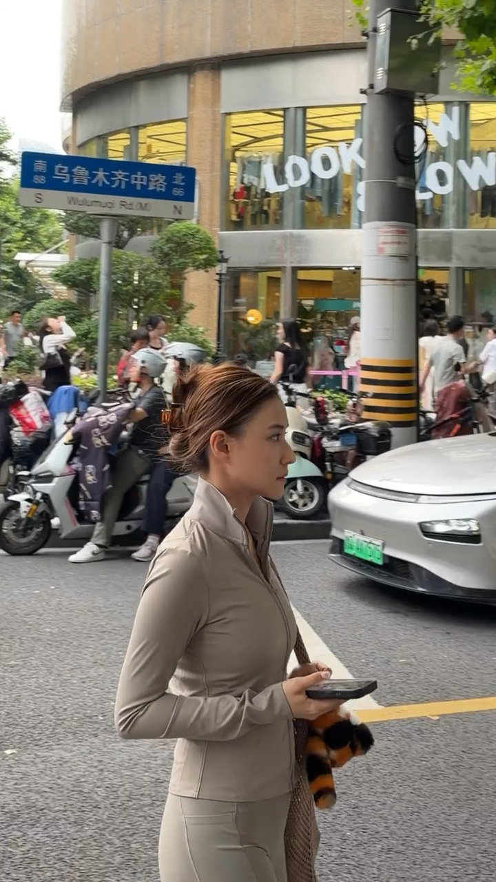 何超莲素颜逛街上海逛街偶遇何超莲最近刷到好多次网友在上海街头偶遇何超莲的帖子，