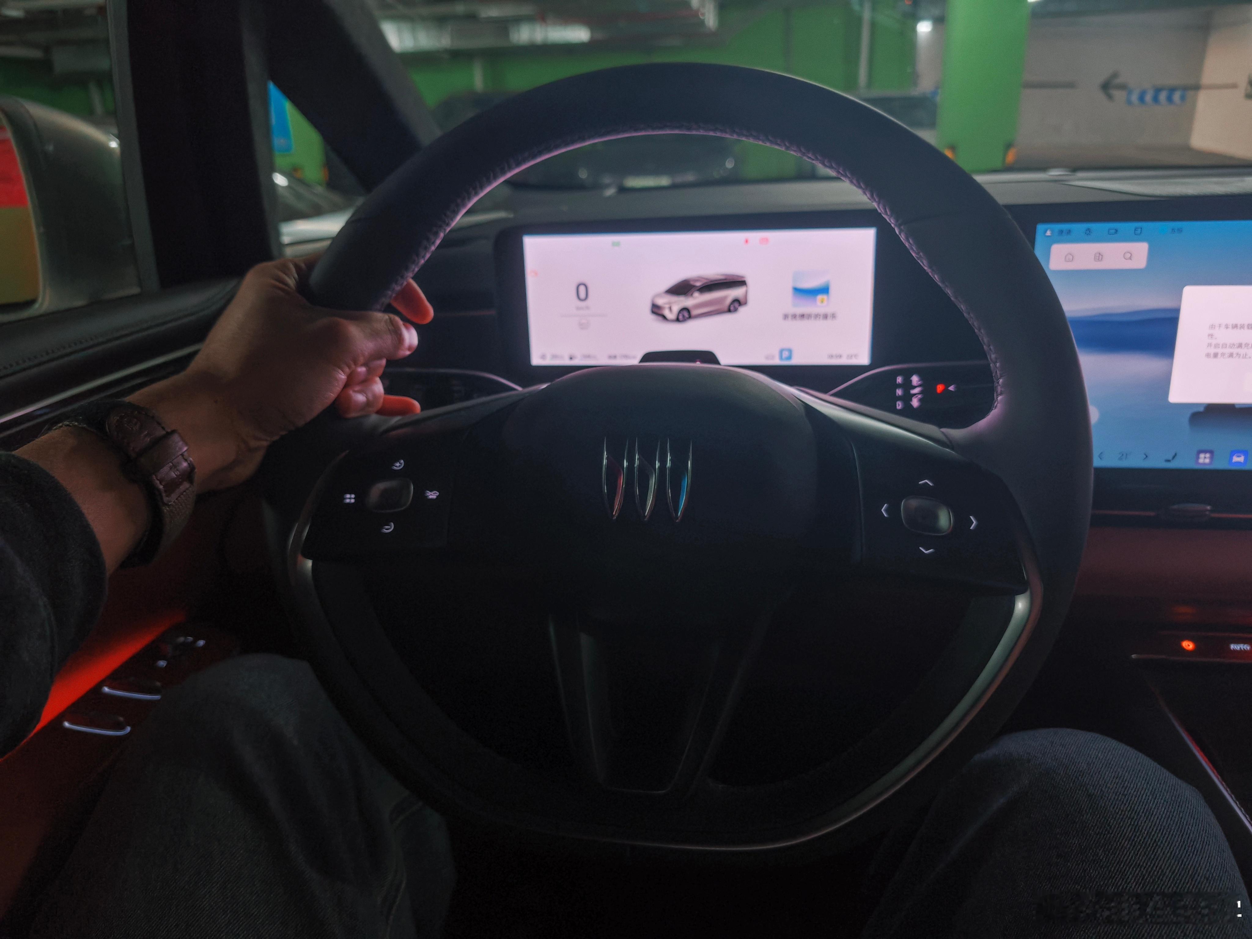 别克至境世家这个方向盘子带劲大，抡起来很爽哈哈哈，另外简单坐了一下，这椅子绝了。