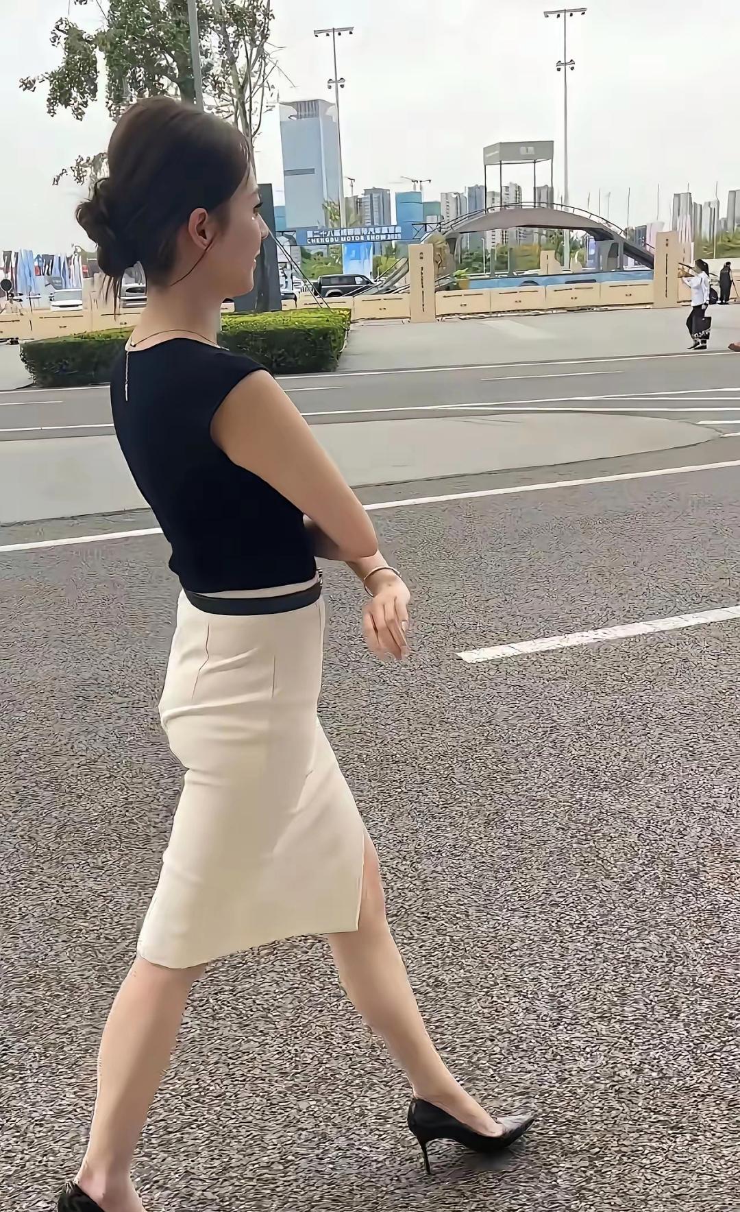一位美女看完大阅兵，控制不住激动的心情，觉得凭自己这身材与大长腿也能走好正步，于