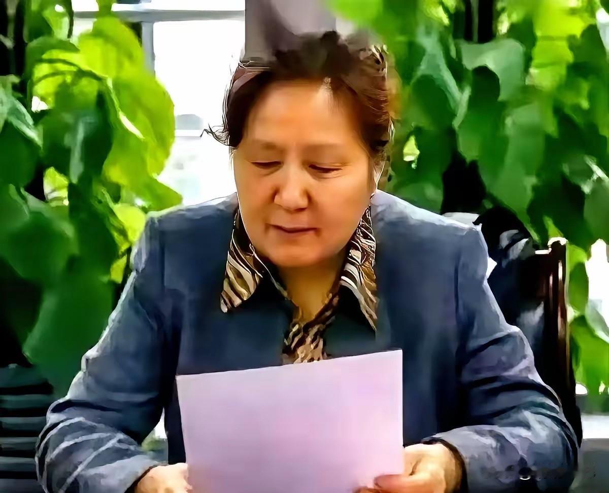 深夜吃瓜，直接给我干精神了。贾浅浅的硕士导师被扒出来了。但你绝对想不到，这位叫屈