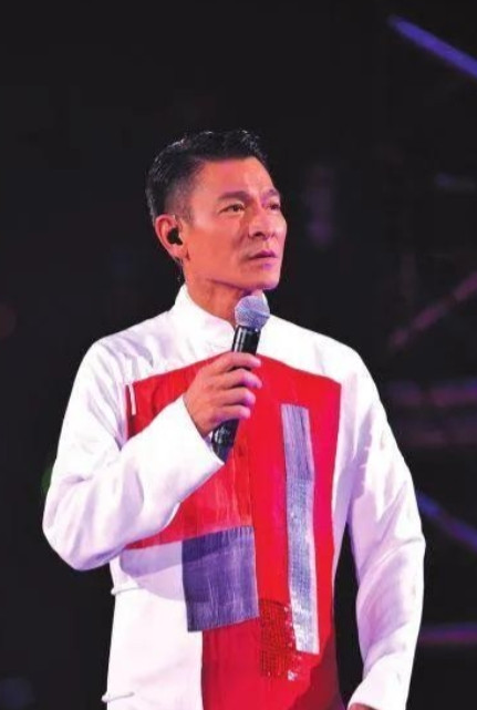 2007年，刘德华收到了一封来自内蒙古的信，上面写着：我很穷，没有钱去看你的演唱