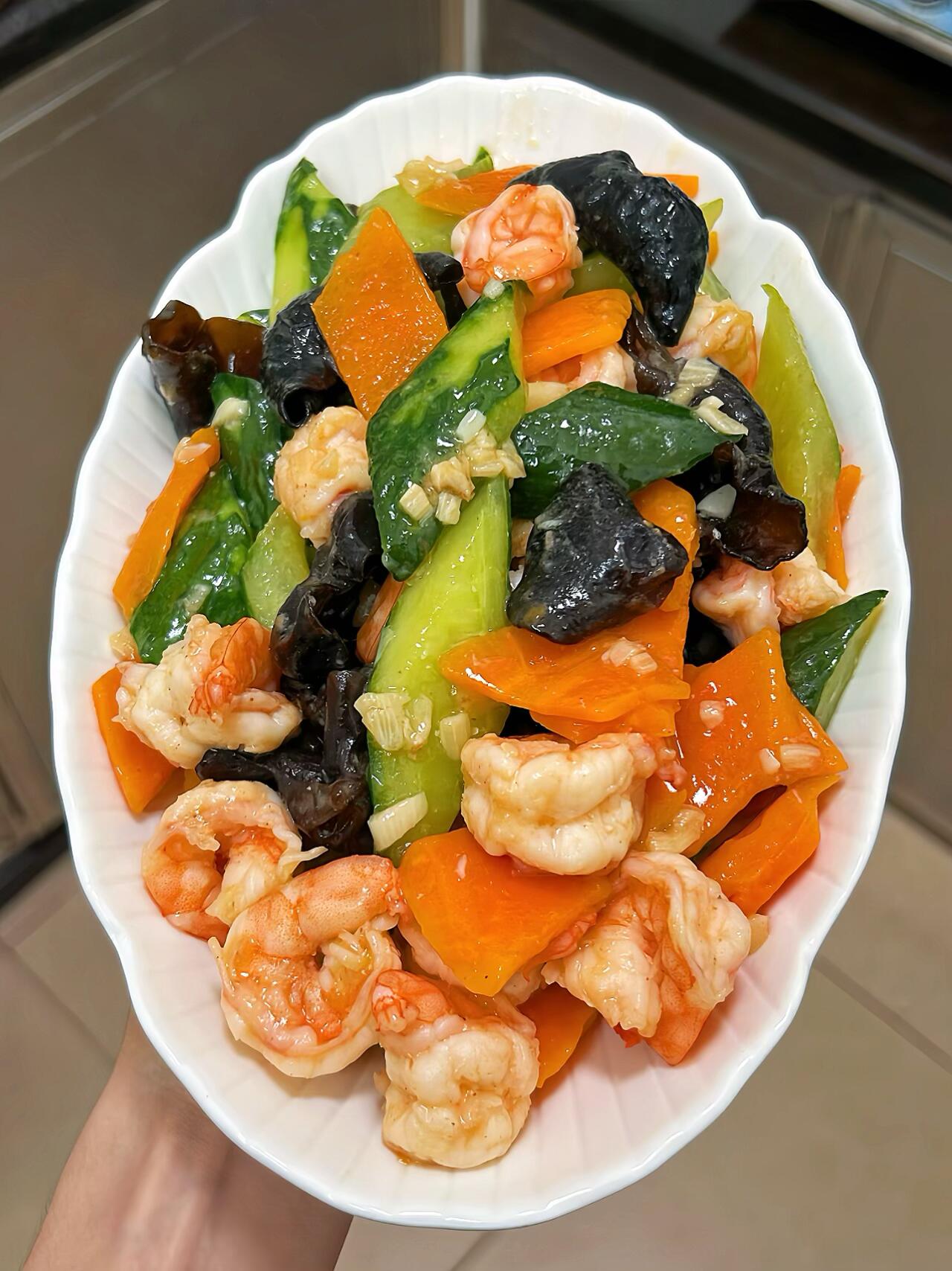 什锦炒虾仁清爽吃不腻！你们一定要试试！！黄瓜清脆爽口，虾仁Q弹，木耳爽脆，胡萝