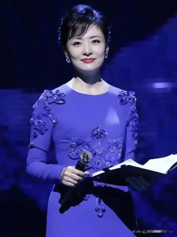 周涛——从央视春晚的璀璨舞台到《声临其境》的文化深耕，她以端庄大气的台风与温润如