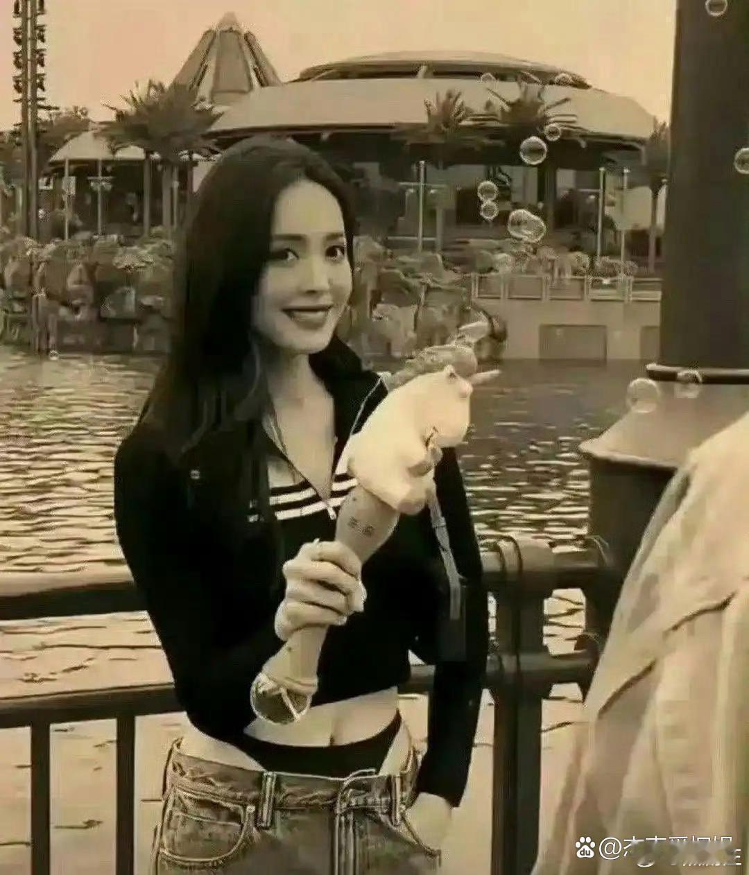 原来当年我们都错怪她了，娜扎这个裤子里面是这样的…