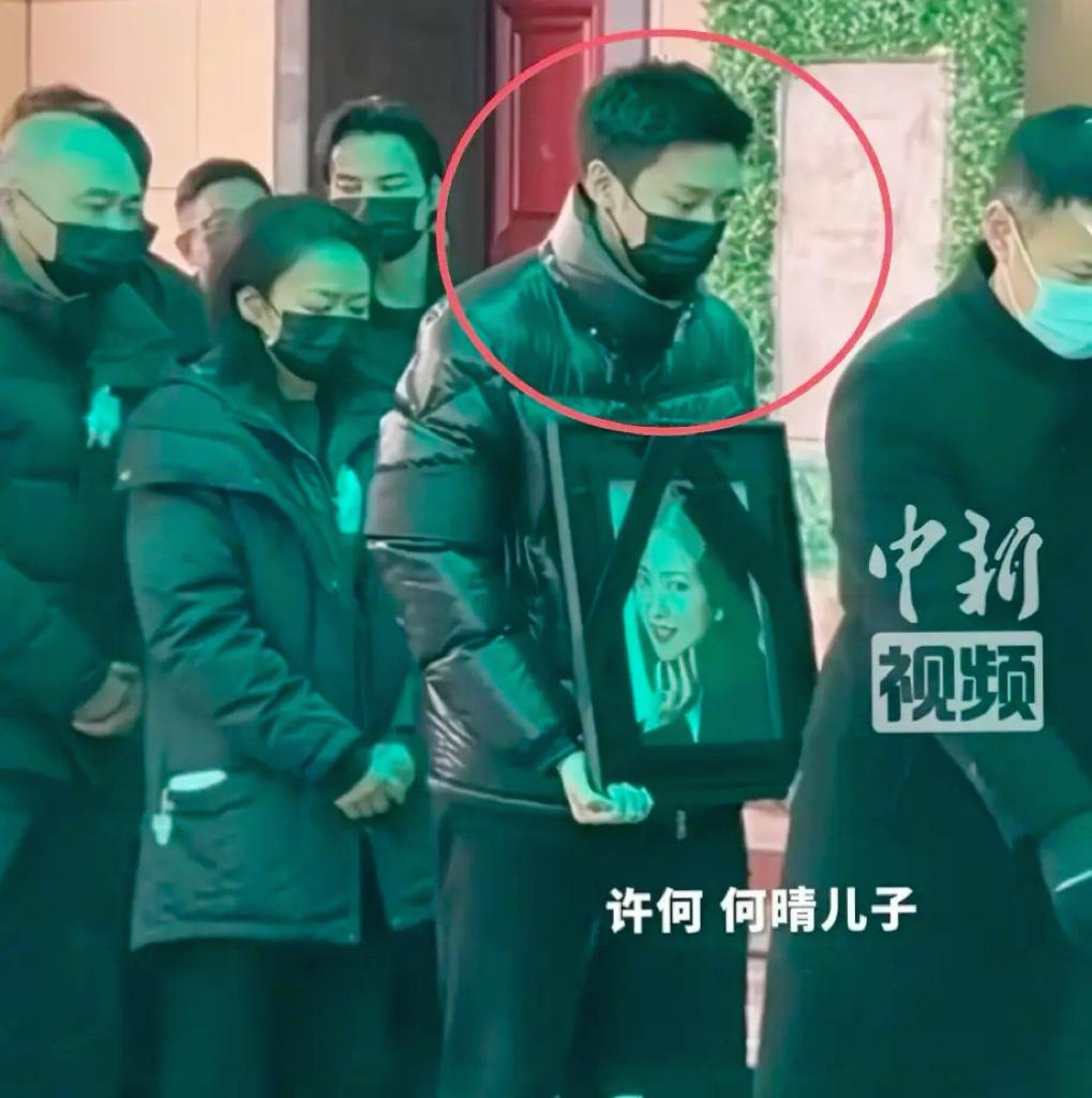 你有没有见过那种，送别亲人的时候，脸上没什么眼泪的人？就像许何送母亲的时