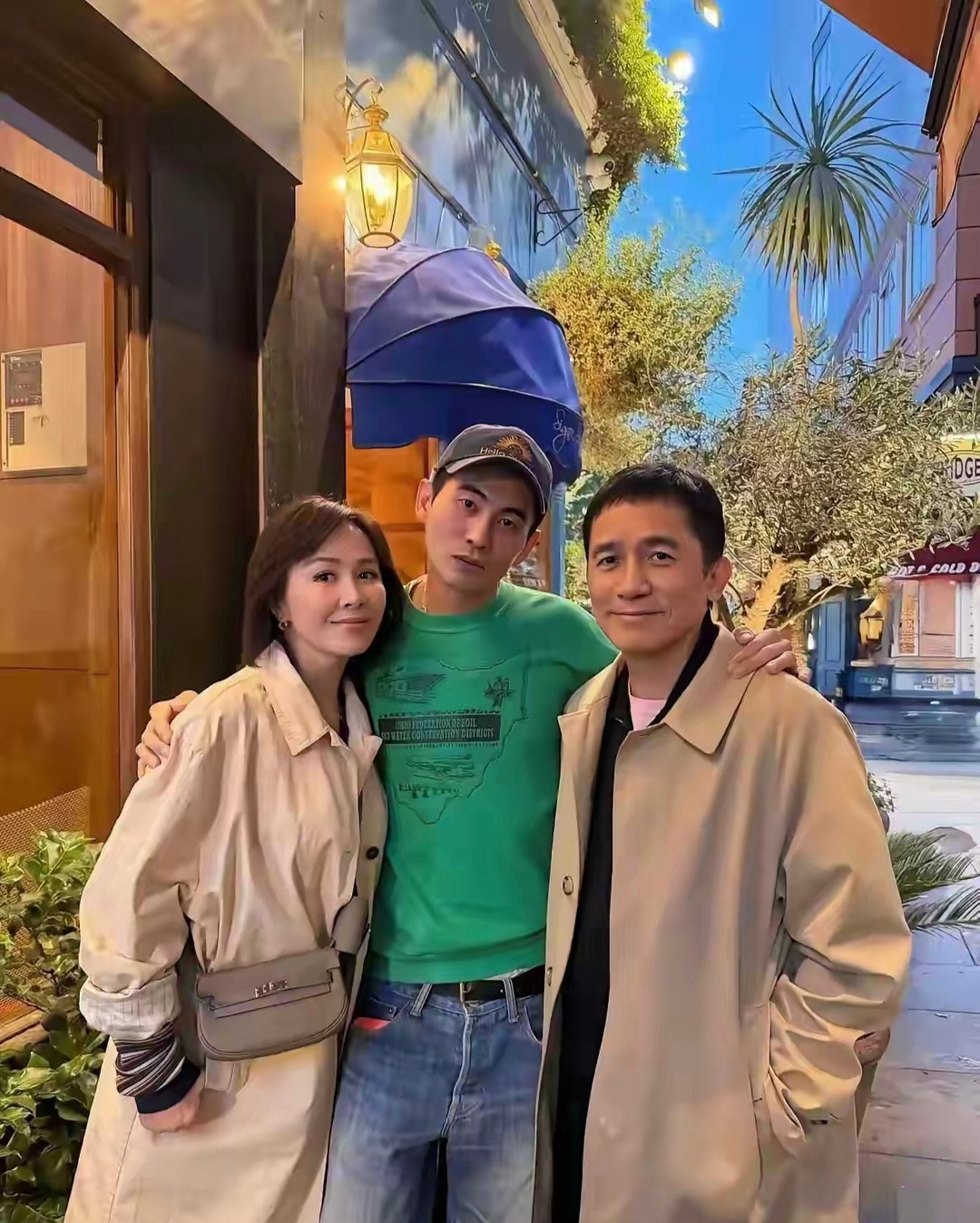梁朝伟刘嘉玲我认识，中间帅哥是谁？
