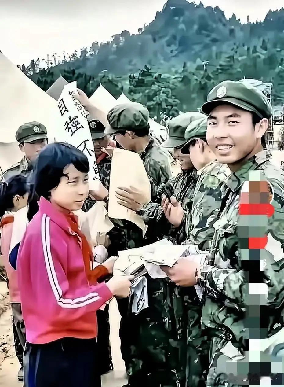 这是1986年，杨代宽烈士奔赴老山前线前与妹妹诀别的画面！妹妹赶到驻地，将家书和