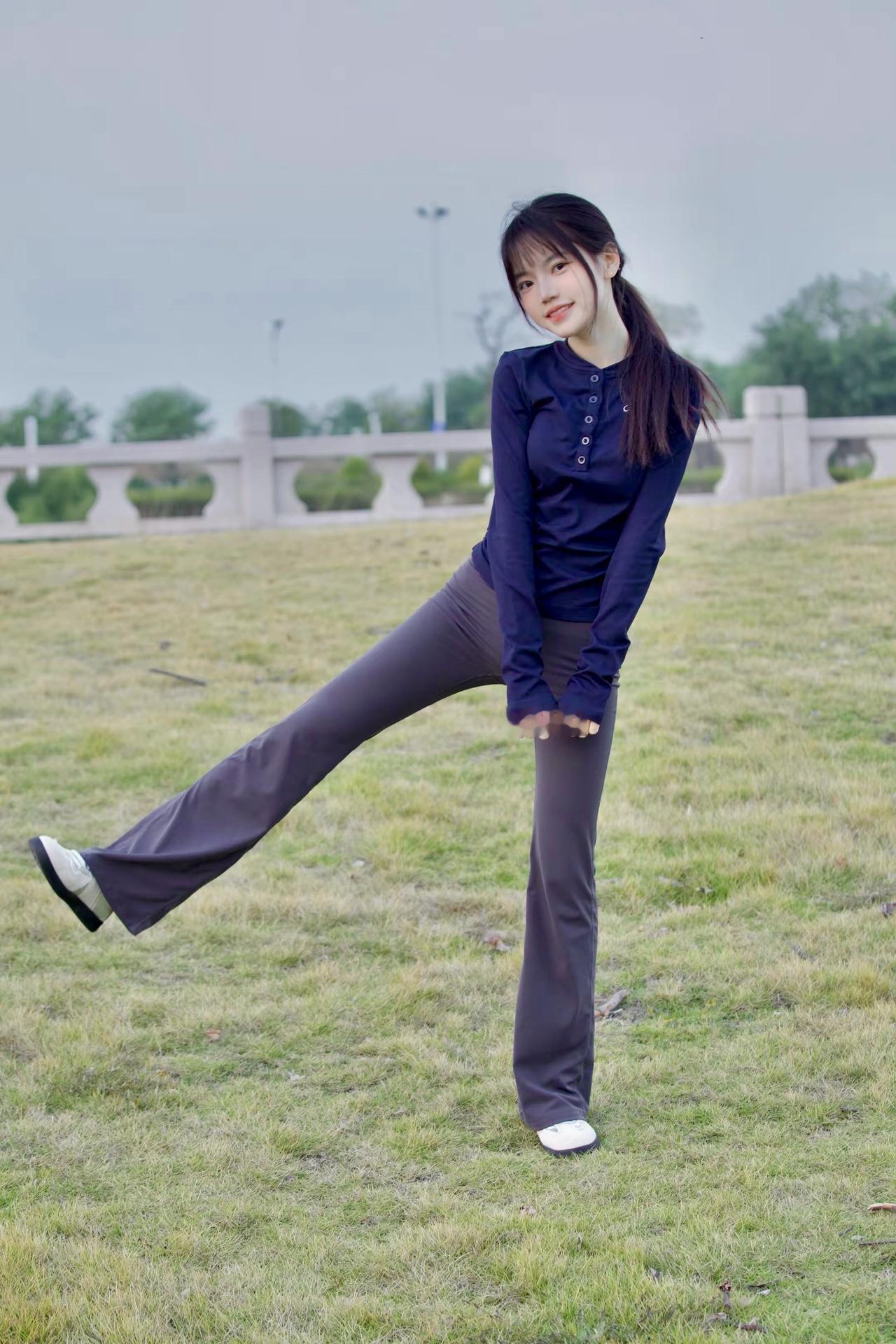 一个女孩在公园里做运动。