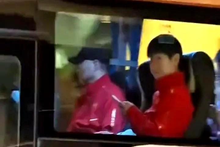 昨天晚上莎莎全运会结束了粉丝依依不舍送行。粉丝早知道她要走，特意跑到大巴车旁边守