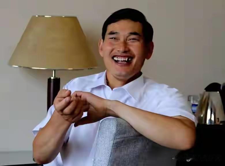 有人对朱之文说，你整天不回家，嫂子不生气？他说，她不管这一套。一年不回家也不管，