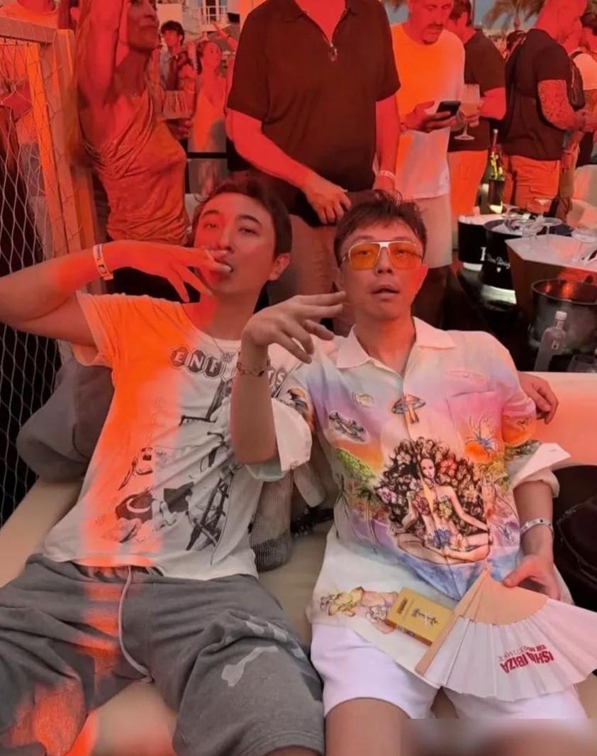 王思聪在西班牙夜店的颓废照片，彻底撕下了富人的滤镜。镜头中，他夹着香烟、灌着酒