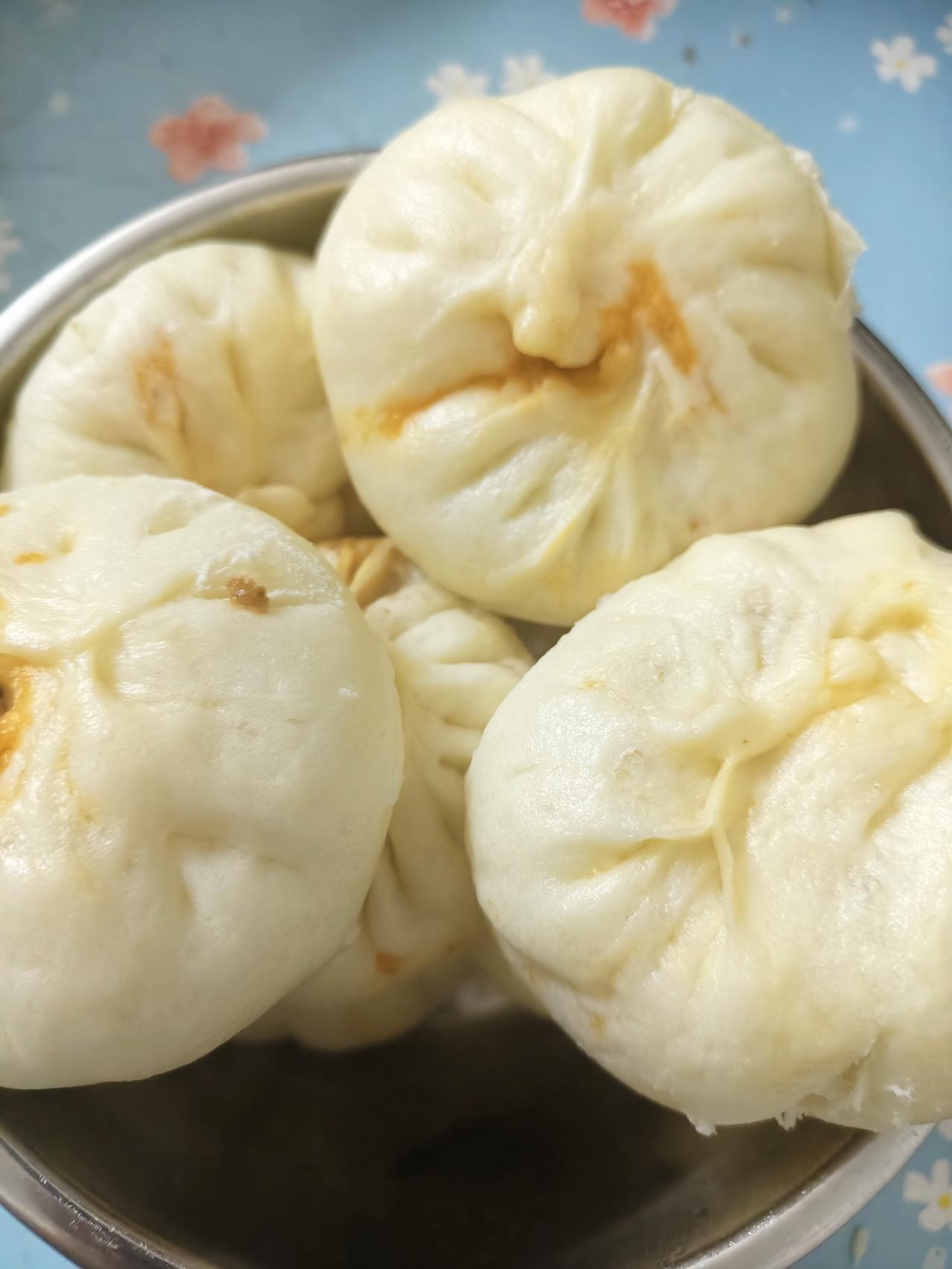 人生第一次蒸包子，成功啦！今天忙得脚不沾地，本来累得只想点外卖，突然就犯了