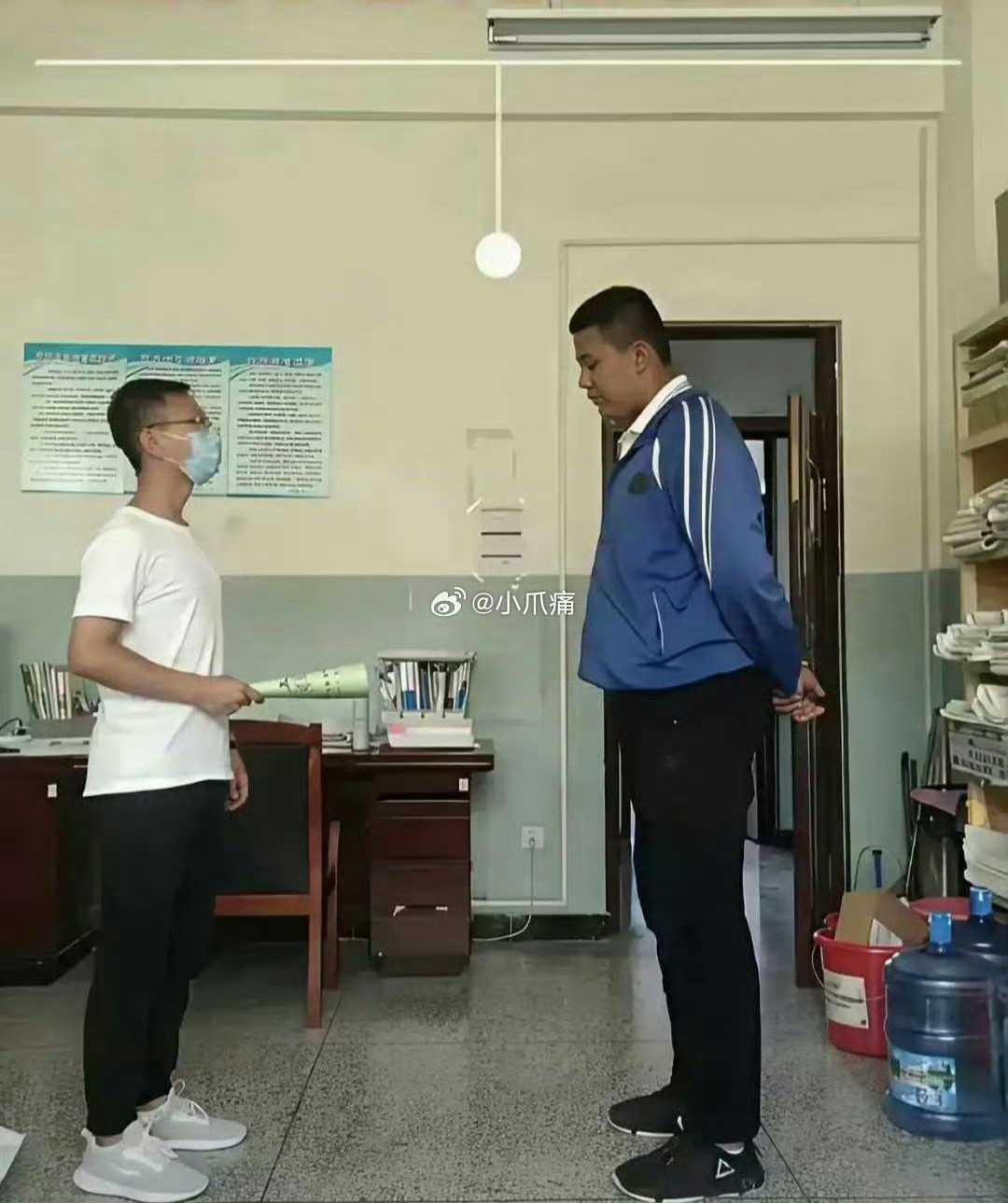 两名老师正在训学生你现在知道学校为什么要求必须穿校服了吧